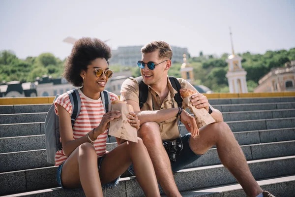 Couple Tourists Sunglasses Having Lunch Stairs — Stock Photo, Image