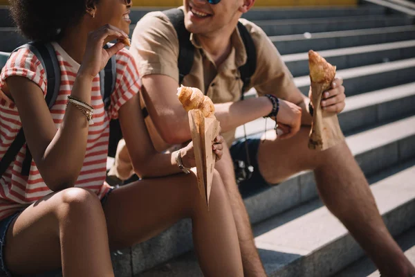 Beskuren Bild Unga Paret Sitter Trappan Och Äta Croissanter — Stockfoto