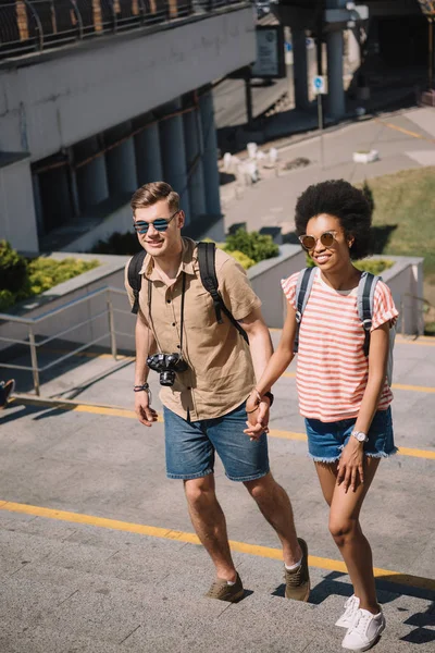 Couple Stylish Tourists Camera Holding Hands Each Other Stairs — Free Stock Photo