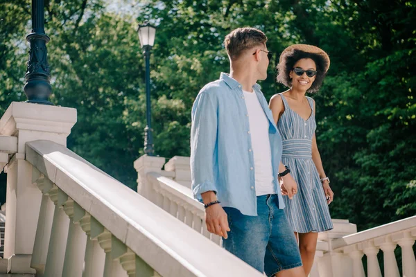 Elegante Interracial Casal Óculos Sol Indo Para Baixo Parque — Fotografia de Stock