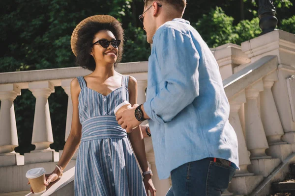 Sourire Couple Multiculturel Avec Tasses Café Jetables Parler Entre Eux — Photo gratuite