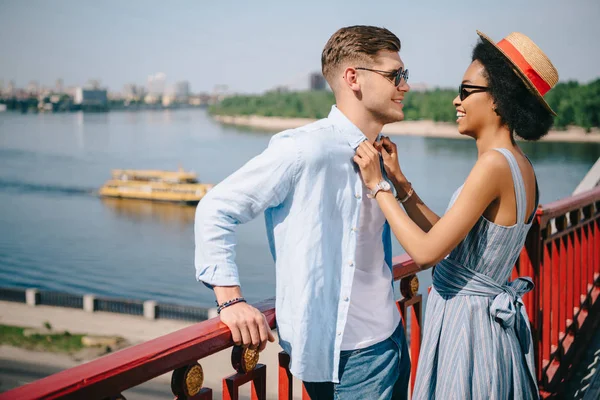 Vista Lateral Casal Elegante Interracial Óculos Sol Ponte Sobre Rio — Fotografia de Stock