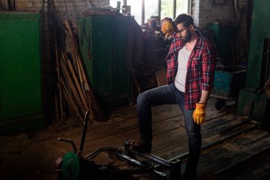 alın silme ve kereste fabrikası, makine yakınındaki ayakta yorgun işçi 