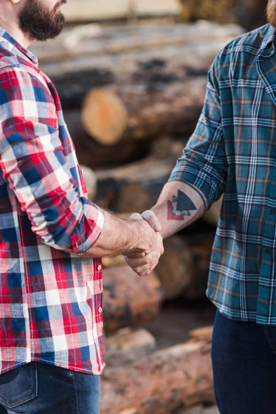 Cropped Image Bearded Lumberjacks Shaking Hands Sawmill — Free Stock Photo