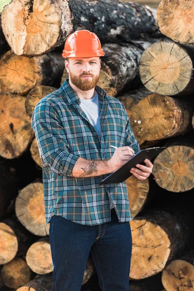 Bûcheron Barbu Dans Casque Protection Écriture Dans Presse Papiers Sur — Photo