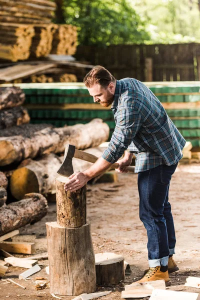 Lumberjack Checkered Shirt Chopping Log Sawmill — Stock Photo, Image