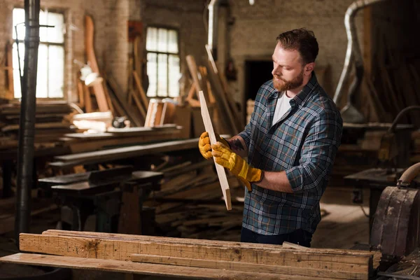 Bärtiger Tischler Schutzhandschuhen Der Sägewerk Mit Holz Arbeitet — Stockfoto