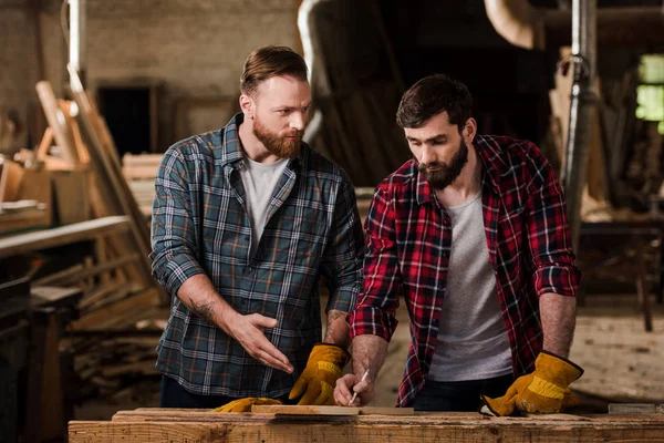 Tischler Schutzhandschuhen Zeigt Auf Holzplanke Zum Partner Mit Stift Der — Stockfoto