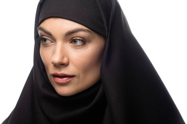 tesettürlü güzel, genç Müslüman kadın beyaz tenli, yalnız bakışlarını kaçırıyor.