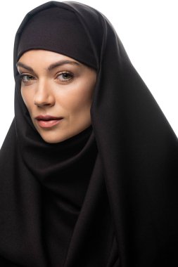 tesettürlü güzel, genç Müslüman kadın beyaz kameraya bakıyor.