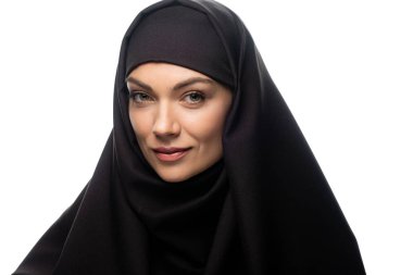tesettürlü güzel müslüman kadın beyaz kameraya bakıyor.