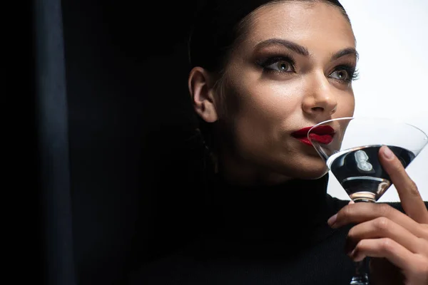 Bela Mulher Elegante Com Lábios Vermelhos Beber Martini Isolado Branco — Fotografia de Stock