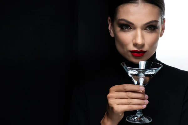 Hermosa Mujer Elegante Con Labios Rojos Sosteniendo Vaso Martini Aislado — Foto de Stock