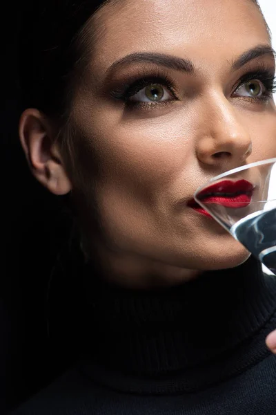 Close Vista Bela Mulher Elegante Com Lábios Vermelhos Beber Martini — Fotografia de Stock