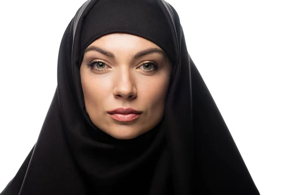 Vacker Ung Muslimsk Kvinna Hijab Tittar Kameran Isolerad Vit — Stockfoto