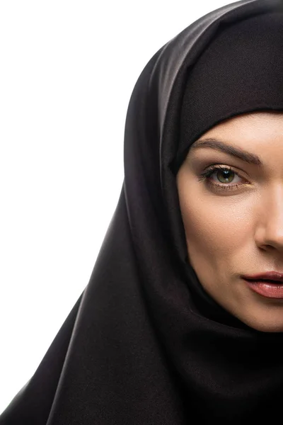 Przycięty Widok Pięknej Młodej Muzułmanki Hidżabie Odizolowany Białym — Zdjęcie stockowe