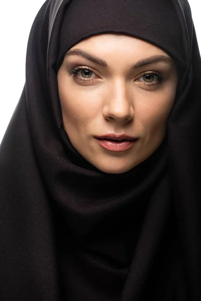 Vacker Ung Muslimsk Kvinna Hijab Tittar Kameran Isolerad Vit — Stockfoto