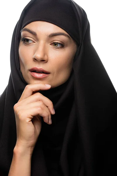 Schöne Junge Muslimische Frau Hijab Berührt Kinn Und Sieht Weg — Stockfoto