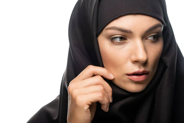 Schöne Junge Muslimische Frau Berührt Hijab Und Sieht Weg Isoliert — Stockfoto