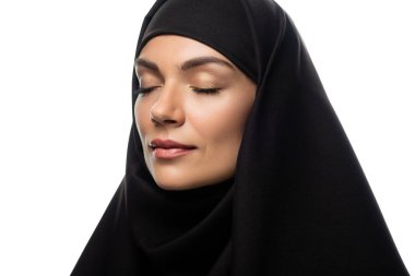 tesettürlü, çekici, genç Müslüman bir kadın. Gözleri kapalı, beyaz tenli.