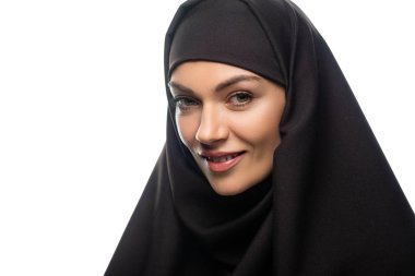 tesettürlü neşeli, çekici, genç Müslüman kadın beyazlara izole edilmiş.