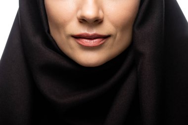 Genç ve güzel Müslüman kadın dudakları beyaza izole edilmiş.