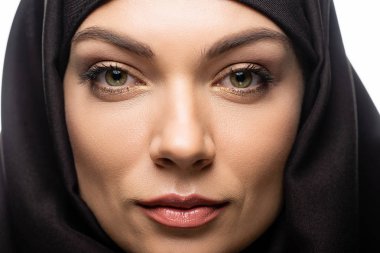 Beyaz tesettürlü güzel, genç Müslüman kadının yakın görüntüsü