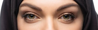 Beyaz tenli, güzel, genç Müslüman kadın gözleri.