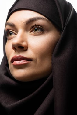 tesettürlü güzel, genç Müslüman kadın beyaz tenli, yalnız bakışlarını kaçırıyor.