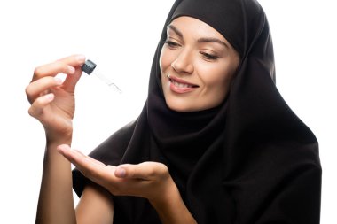 tesettürlü, tesettürlü genç Müslüman kadın beyaz serumla izole edilmiş.