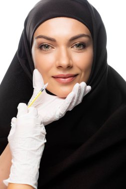 Beyaz, dudak büyütme kavramına izole edilmiş, tesettürlü genç Müslüman kadın güzellik iğnesi yaptırıyor.