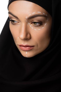 Yüzünde estetik ameliyat izleri olan tesettürlü genç Müslüman kadın beyaza izole edilmiş.