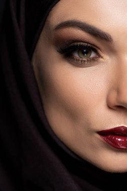 Genç Müslüman kadının dumanlı gözleri ve siyah dudakları olan tesettüre yakın görüntüsü