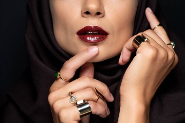 Siyah üzerine izole edilmiş altın yüzüklerle süslenmiş tesettürlü güzel Müslüman kadın manzarası.