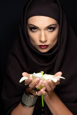 Altın yüzükler ve bilezikler takmış güzel Müslüman bir kadın.