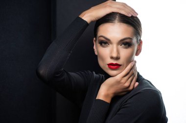 Yüzüne yakın kırmızı dudakları ve elleri olan güzel bir kadın.