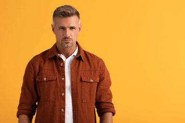 Yakışıklı ve ciddi bir adam portakalda yalnız. 