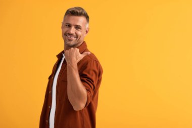 Portakalda izole edilmiş mutlu bir adam görünüyor. 