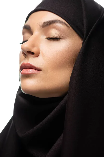 Attraktive Junge Muslimin Hijab Mit Geschlossenen Augen Isoliert Auf Weiß — Stockfoto