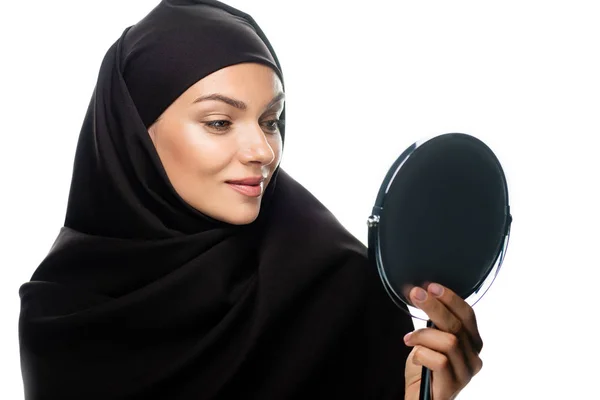 Młoda Muzułmanka Hidżabie Spogląda Lustro Odizolowane Białym — Zdjęcie stockowe