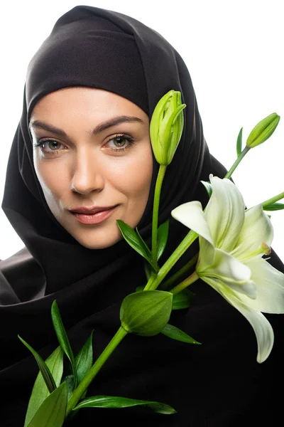 Młoda Muzułmanka Hidżabie Trzymająca Lilię Białym — Zdjęcie stockowe