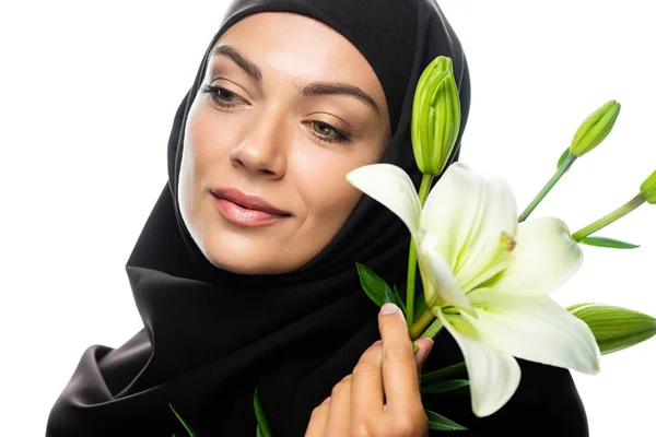 头戴头巾的年轻穆斯林妇女牵着百合花 孤零零地看着外面的白色 — 图库照片