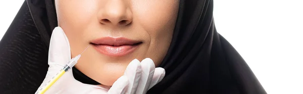 Vista Ritagliata Giovane Donna Musulmana Hijab Avendo Iniezione Bellezza Isolato — Foto Stock