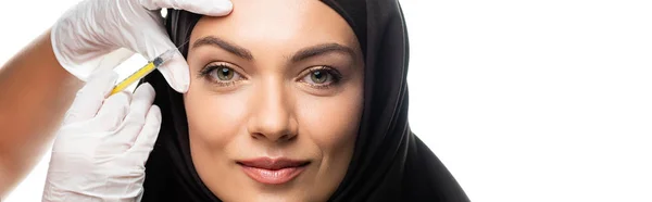 头戴头巾的年轻穆斯林妇女 注射了漂亮的注射剂 用白色全景镜头隔开 — 图库照片