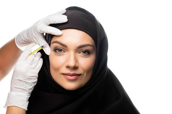 年轻的穆斯林妇女 头戴头巾 注射美容品 与白人隔离 — 图库照片