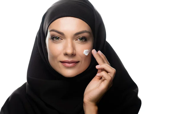 Молода Мусульманка Хіджабі Застосовуючи Косметичні Креми Курчатах Ізольованих Білому — стокове фото