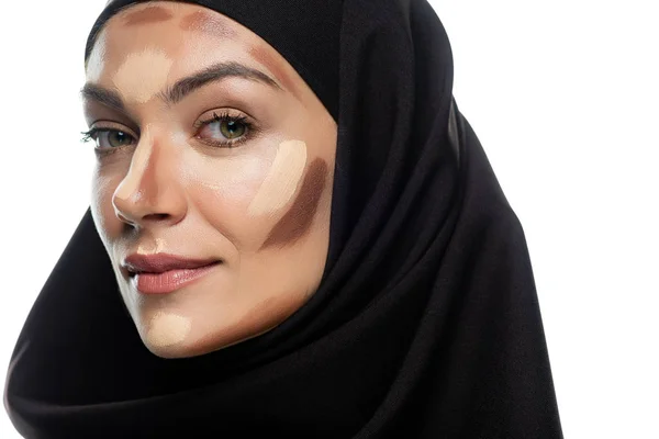 Wanita Muslim Muda Berhijab Dengan Wajah Terisolasi Atas Putih — Stok Foto