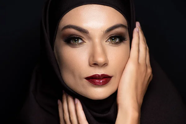 Молодая Мусульманка Хиджабе Дымчатыми Глазами Красными Губами Изолированными Черном — стоковое фото