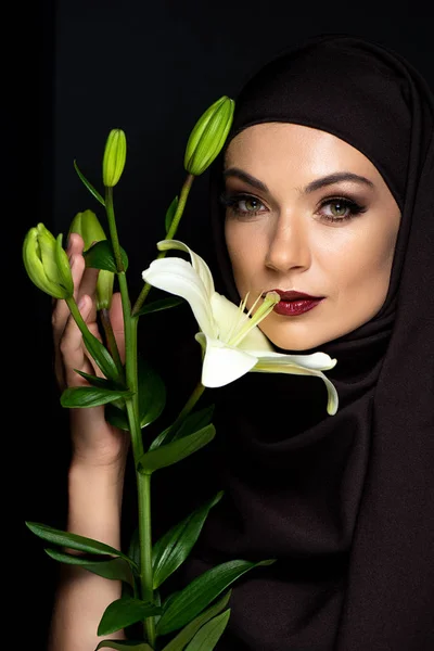 Jolie Femme Musulmane Hijab Avec Des Lèvres Rouges Tenant Lis — Photo