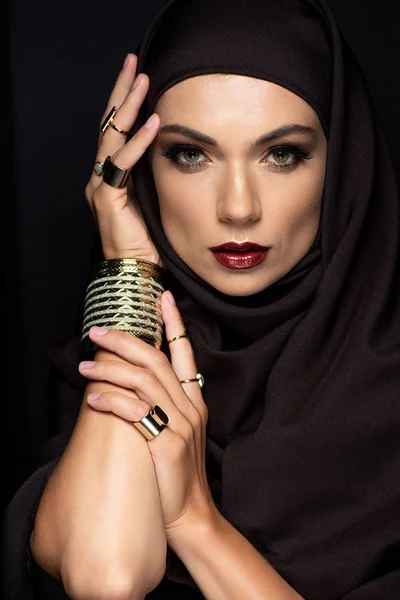 Bella Donna Musulmana Hijab Con Trucco Anelli Oro Bracciale Isolato — Foto Stock